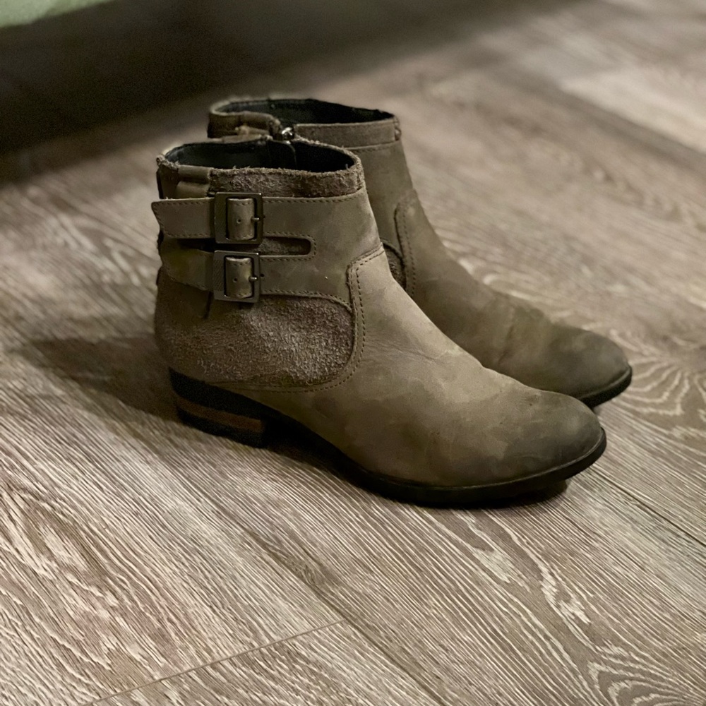 Sorel Lolla Bootie Size 9